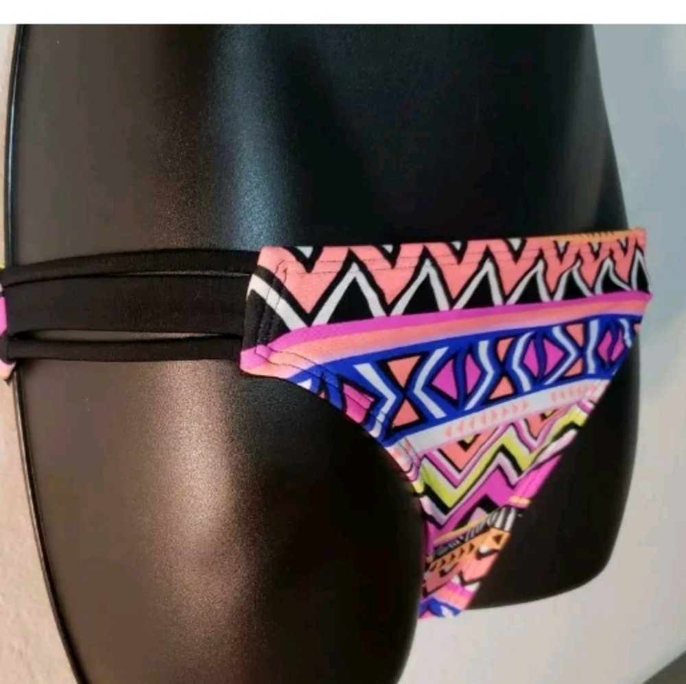 ARIZONA juniors flounce bikini new - Picture 3 of 4